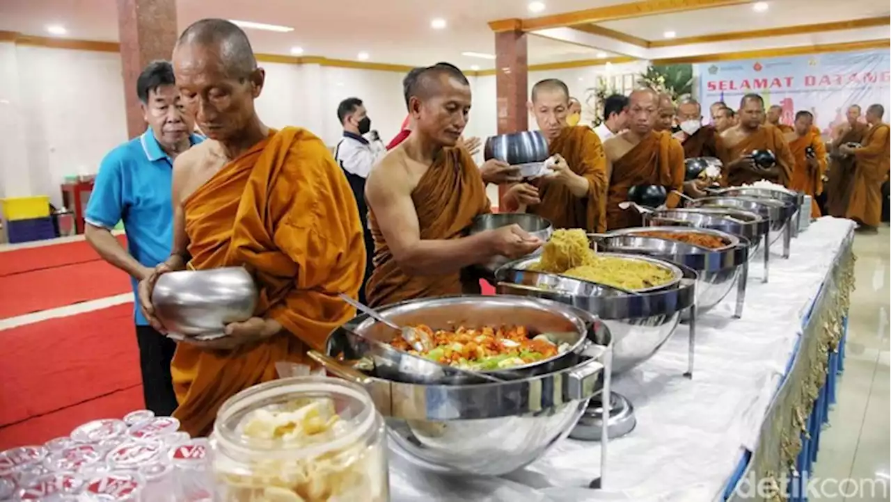 Perjuangan Puluhan Biksu Jalan Kaki dari Thailand ke Candi Borobudur