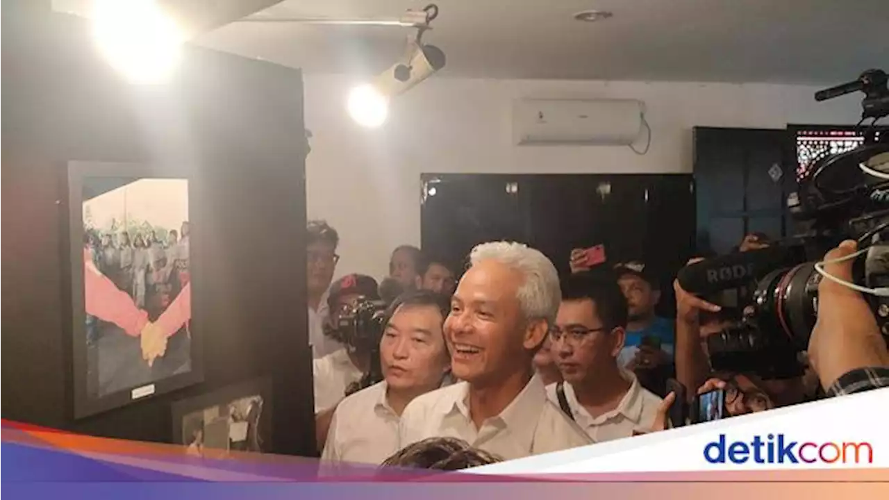 Ganjar Datangi Pameran Foto 25 Tahun Reformasi di Jakarta