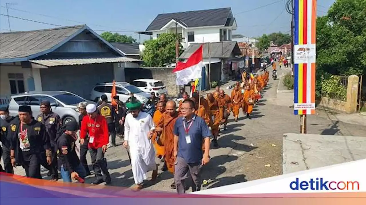 Para Biksu Jalan Kaki Thailand-Borobudur: Ritual Religi-Singgah di Ponpes