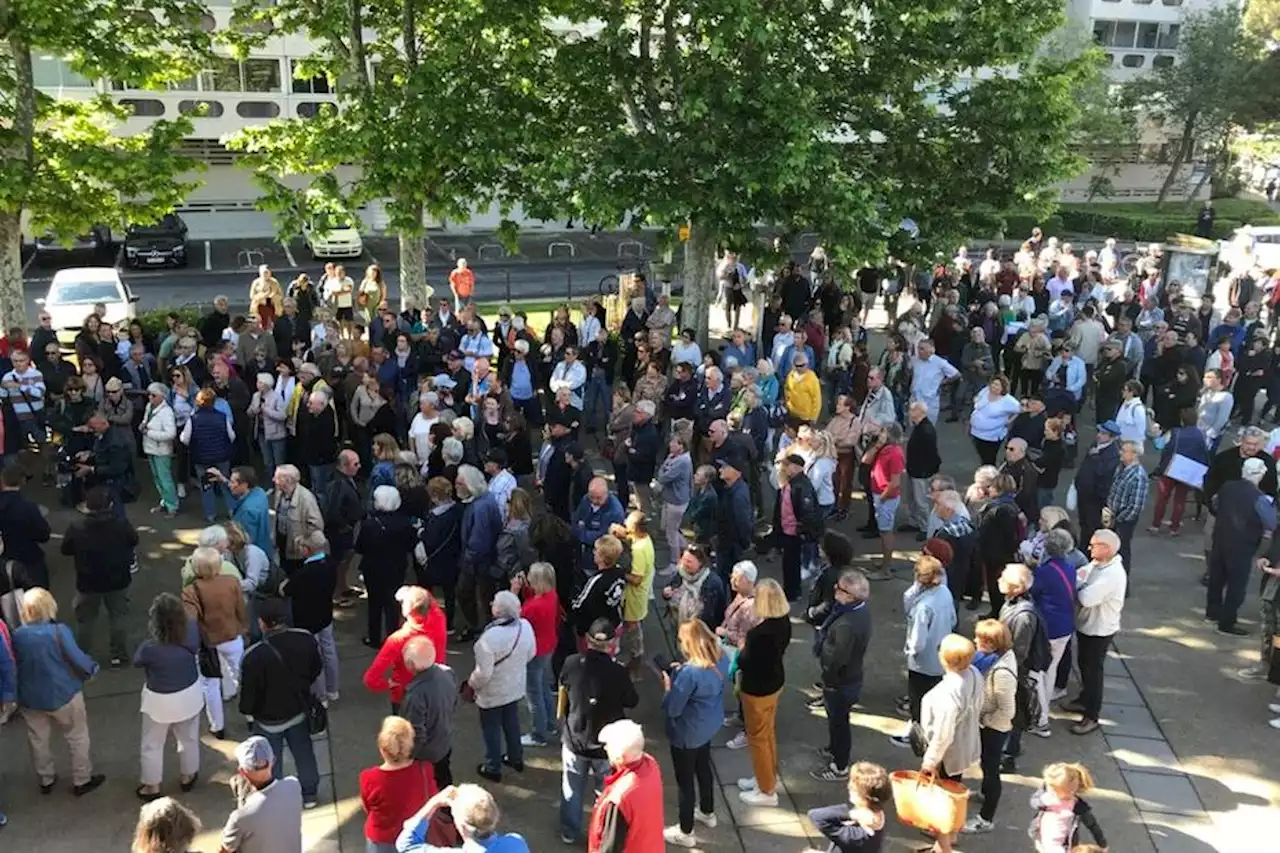 ' Non aux parkings payants à Carnon ' , 200 personnes rassemblées devant la mairie