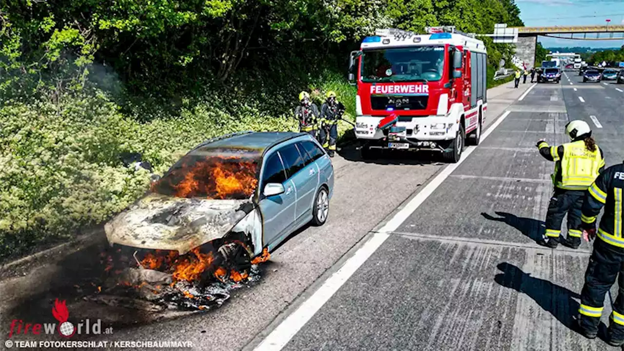 Oö: Pkw brennt auf Pannenstreifen der A 1 bei Enns