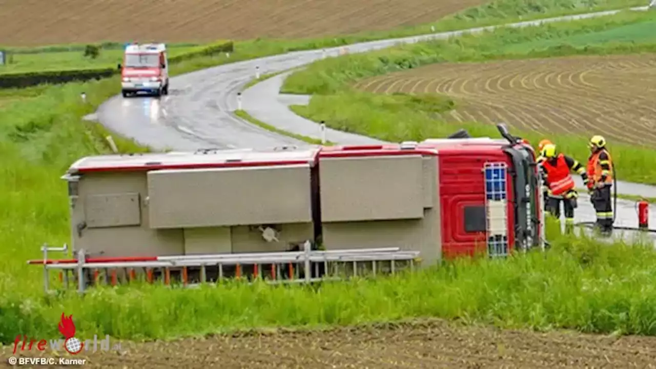 Stmk: Feuerwehr-Lkw auf Übungsfahrt verunfallt und umgekippt