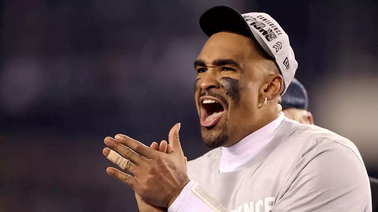 Eagles’ Jalen Hurts receives master’s degree from Oklahoma