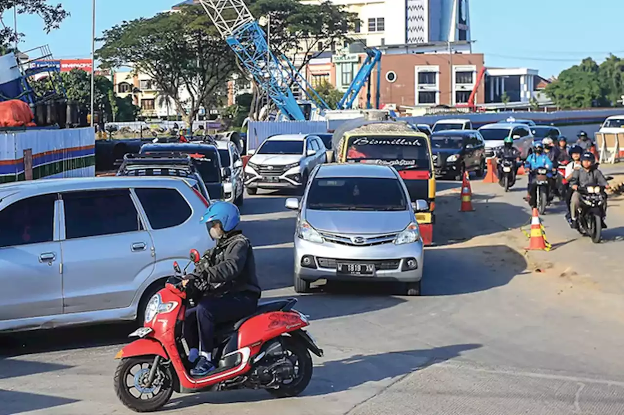 Tiang Pancang Mulai Dikerjakan, Jalan Raya Juanda Mulai Menyempit - Jawa Pos