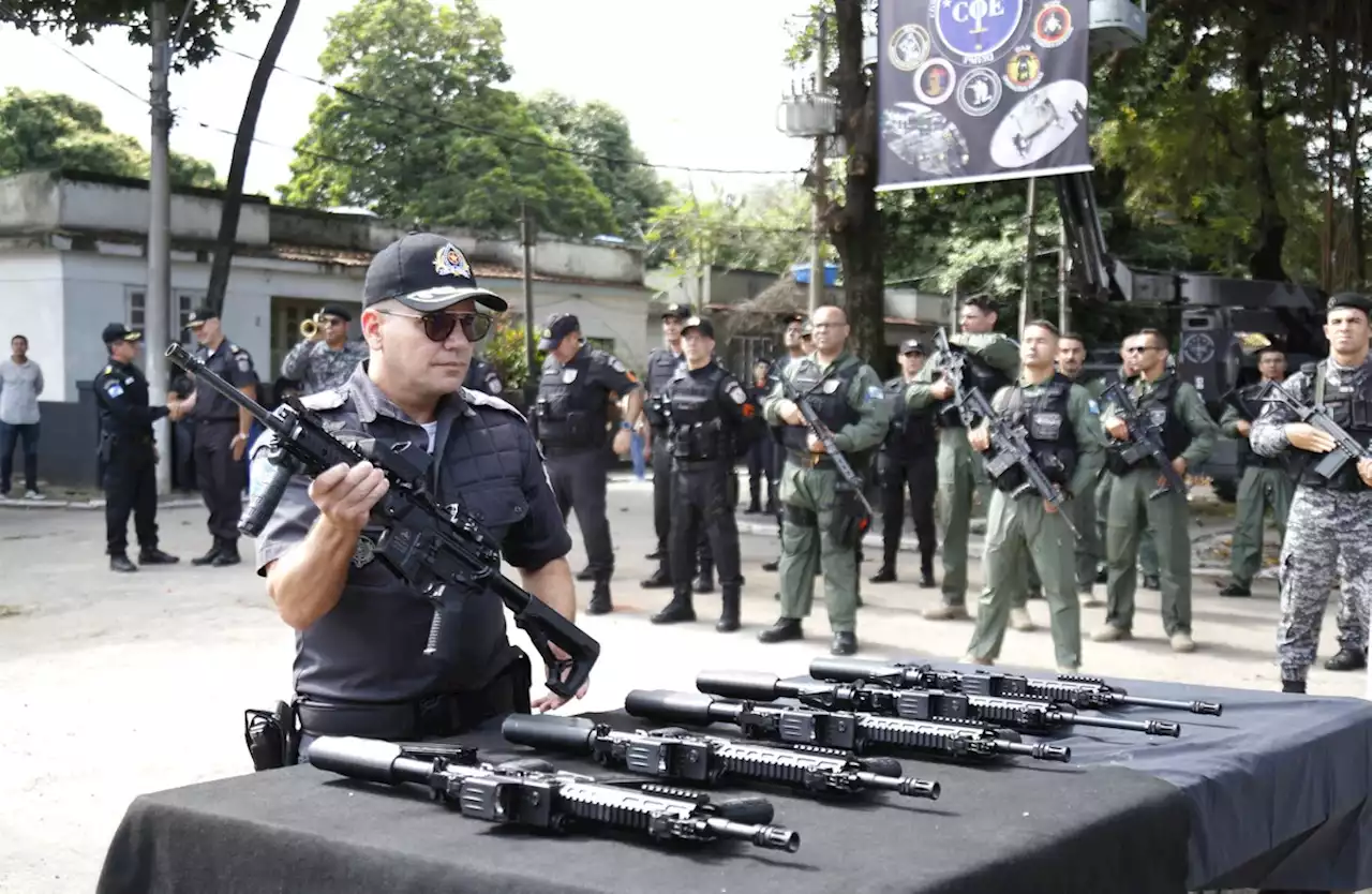 Polícia Militar entrega 600 novos fuzis, com menor poder de destruição que os usados atualmente