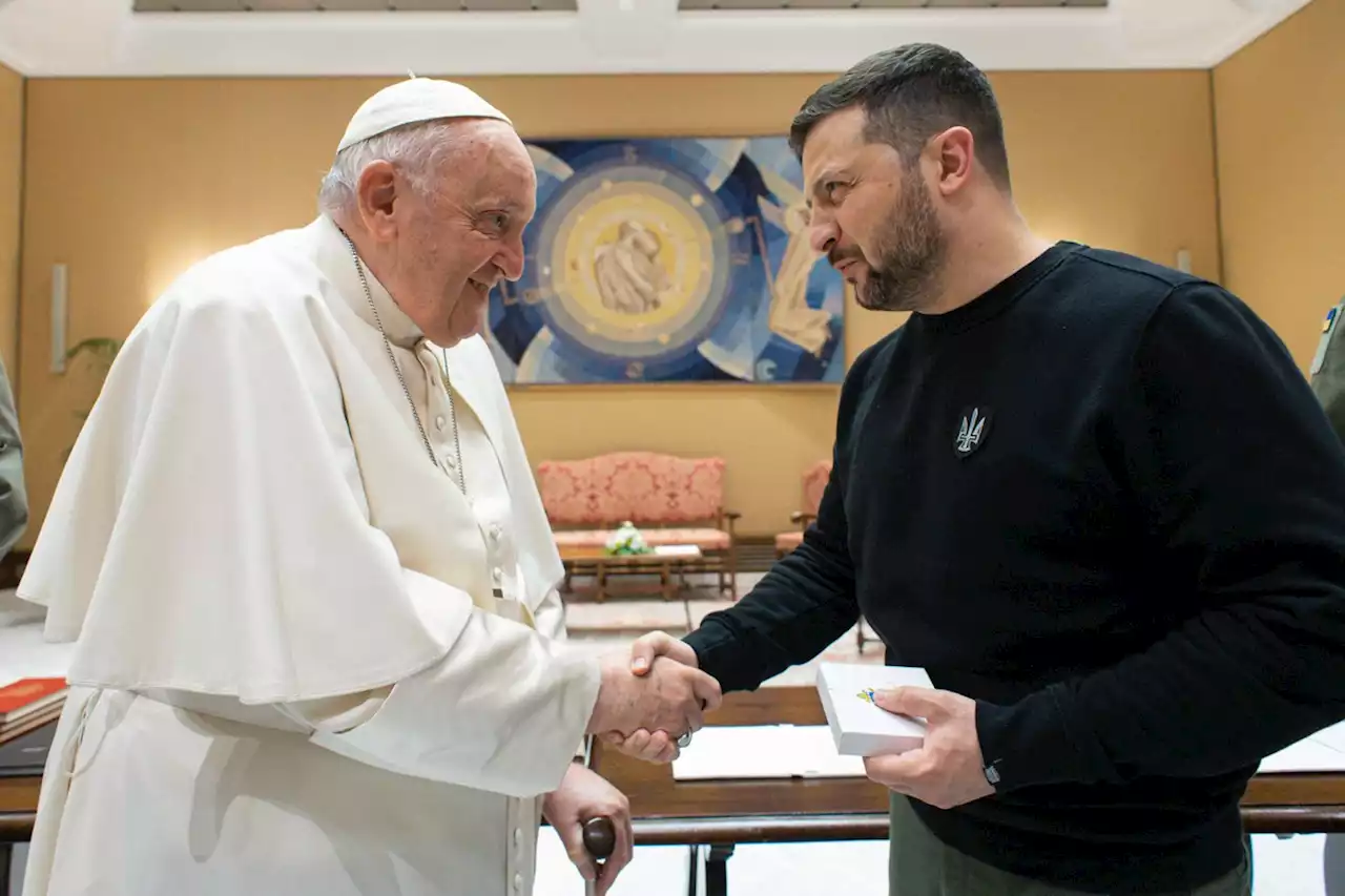 Zelensky se reúne com Papa Francisco no Vaticano