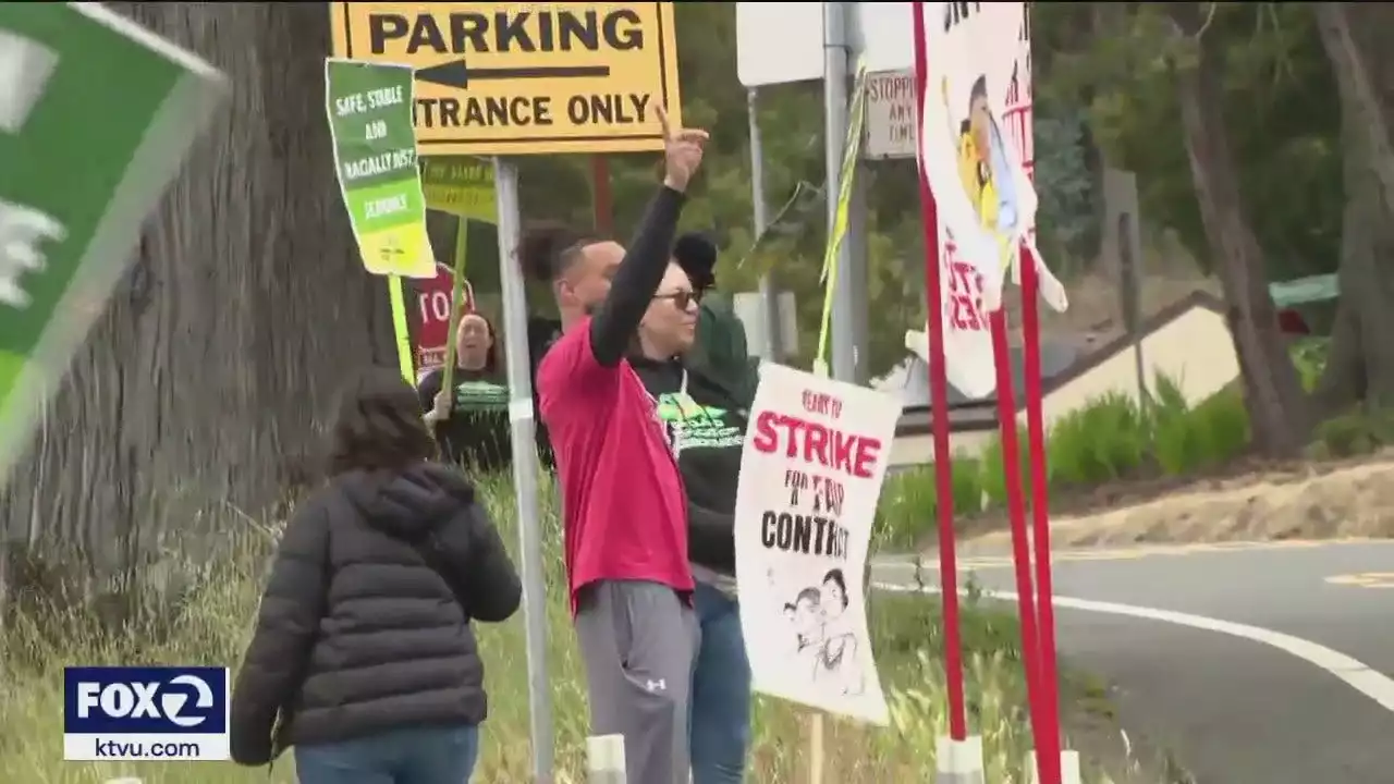 Oakland parents call on striking teachers and district to reach deal