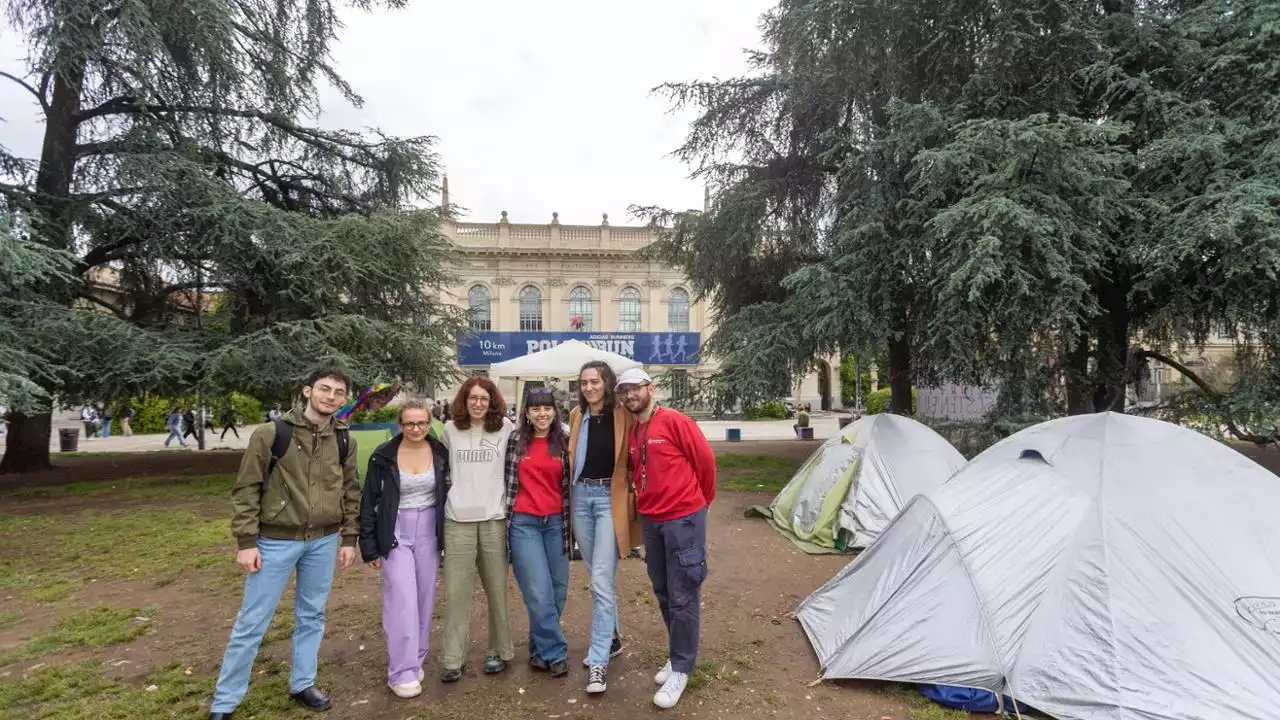 Caro affitti, Landini dagli studenti della Statale in protesta: “Cgil condivide la vostra battaglia”. In quattro lo contestano: “Basta passerelle”