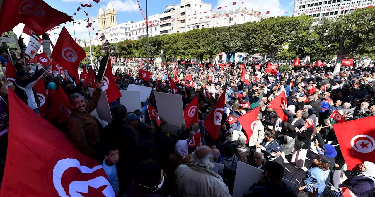 Démocratie en panne, pénuries, inflation, grèves : la Tunisie au bord du chaos ?