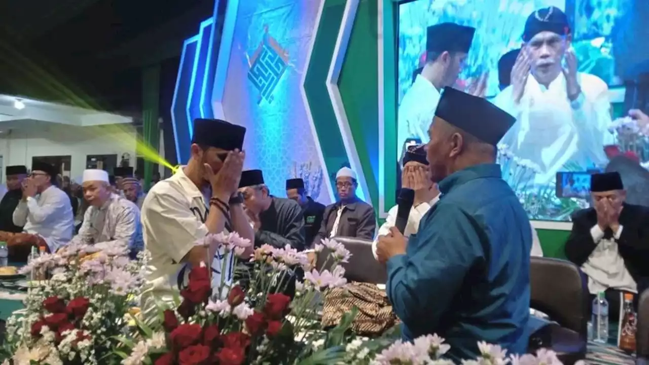 Dikomentari Warganet, Kenapa Ustadz Hanan Attaki Baca Syahadat Sebelum Baiat NU?