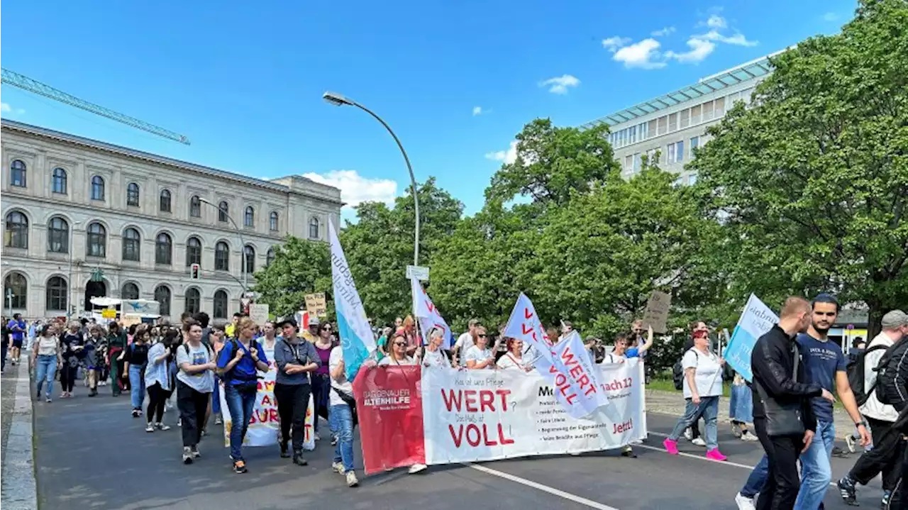 Berlin: Pflegekräfte ziehen lautstark durch die Stadt