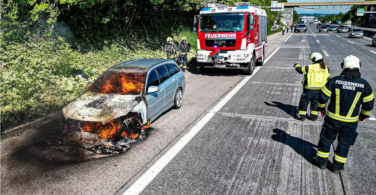 Auto ging auf A1 bei Enns in Flammen auf