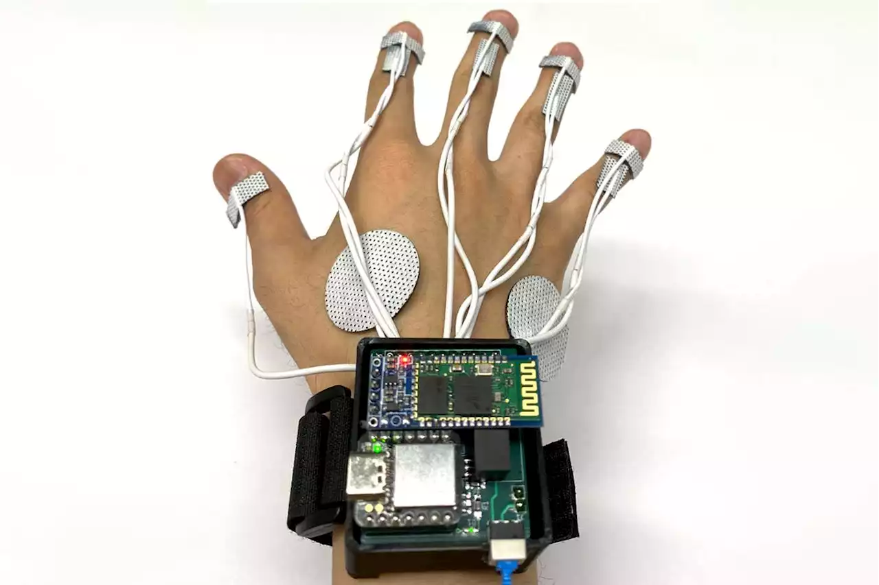 Smart glove enhances your sense of touch in virtual reality