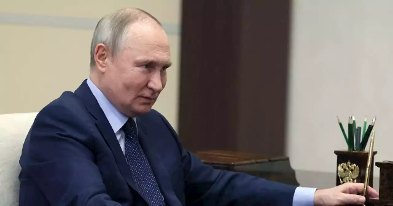 Condenan a mujer por dejar carta en tumba de papás de Vladimir Putin: “Criaron un monstruo”