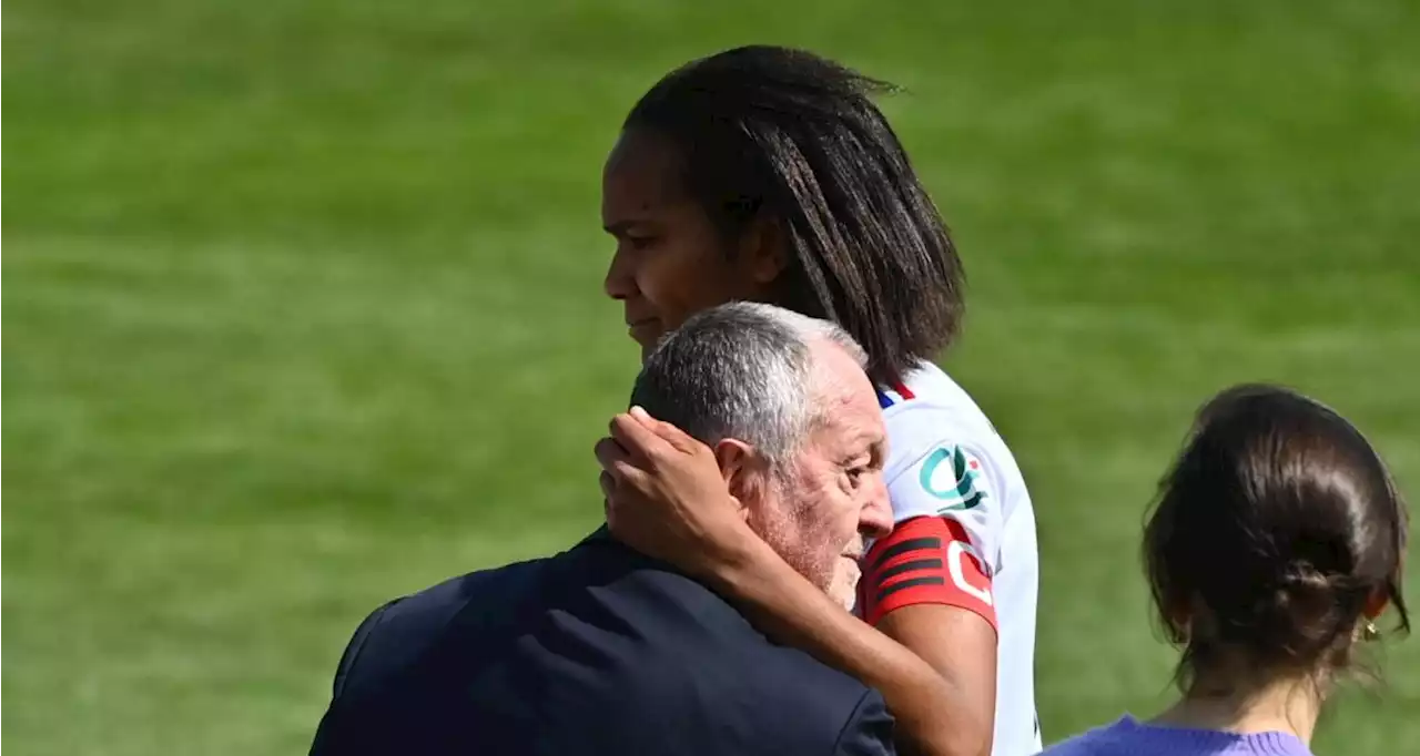 OL – PSG (F) : très ému, Aulas soulève la Coupe de France à la demande des joueuses