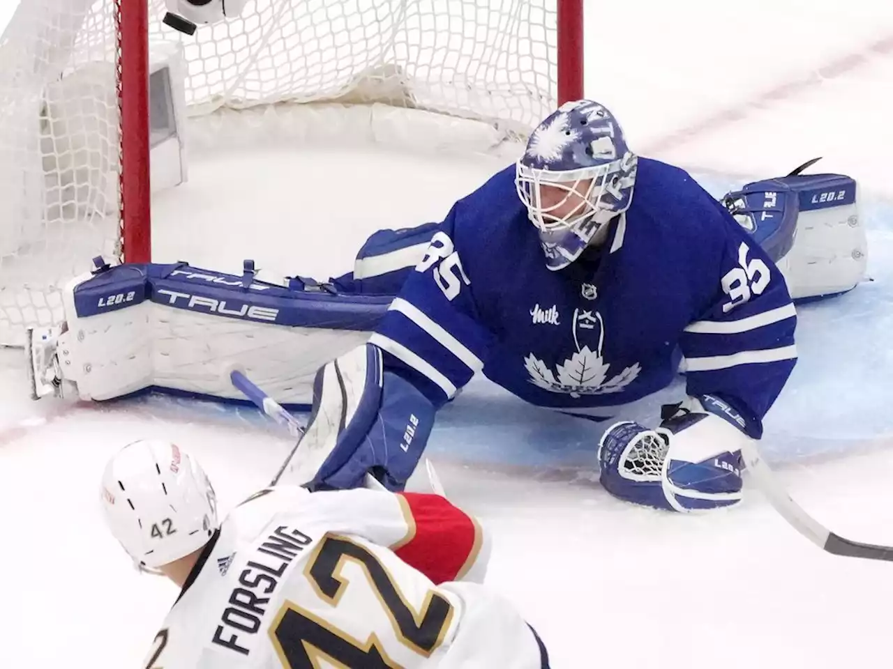 Leafs G Ilya Samsonov, F Matthew Knies skate for first time since suffering injuries