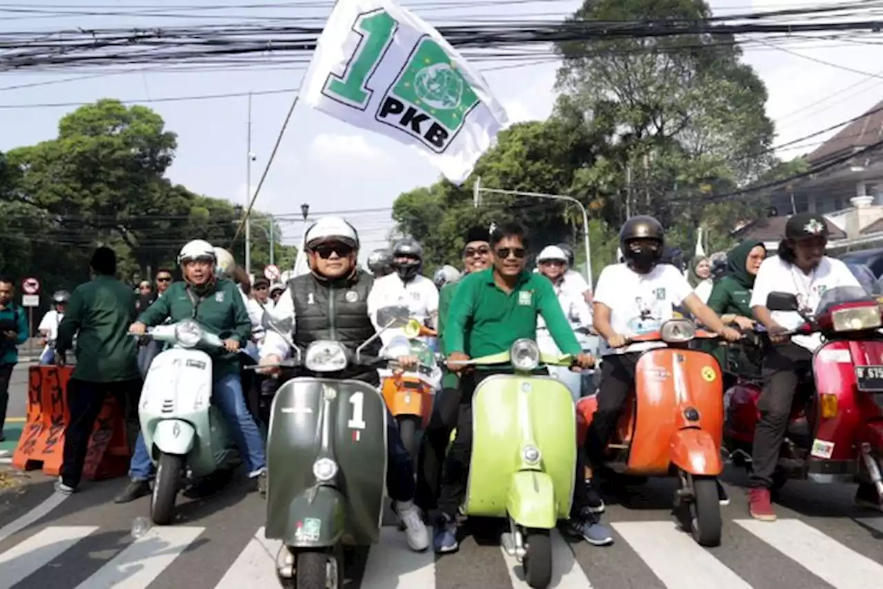 Cak Imin Daftarkan 580 Bacaleg, Berangkat Naik Vespa ke KPU Pusat