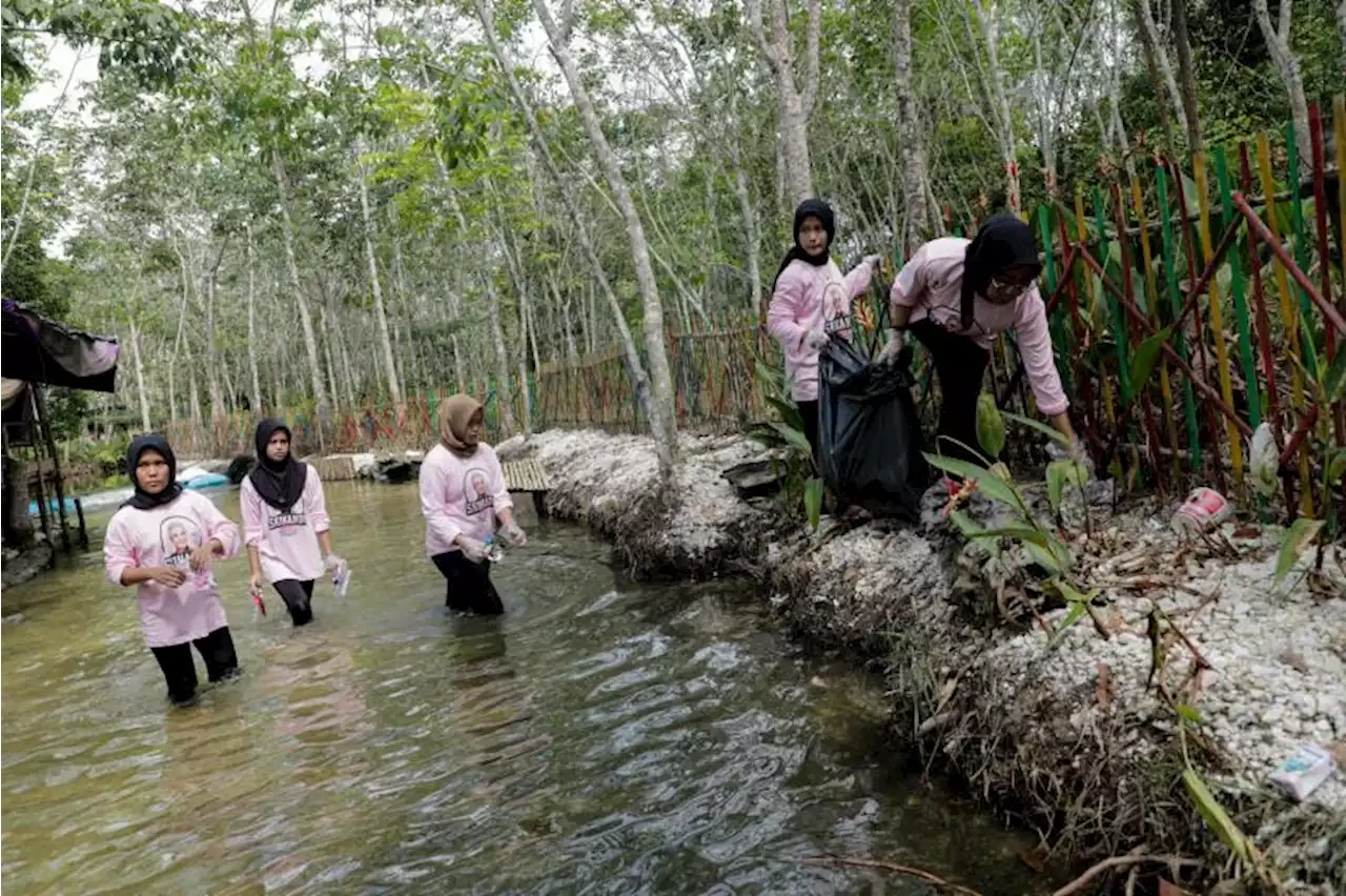 Jaga Keindahan Kawasan Wisata, Kelompok Srikandi Ganjar Jambi Kerja Bakti Punguti Sampah |Republika Online