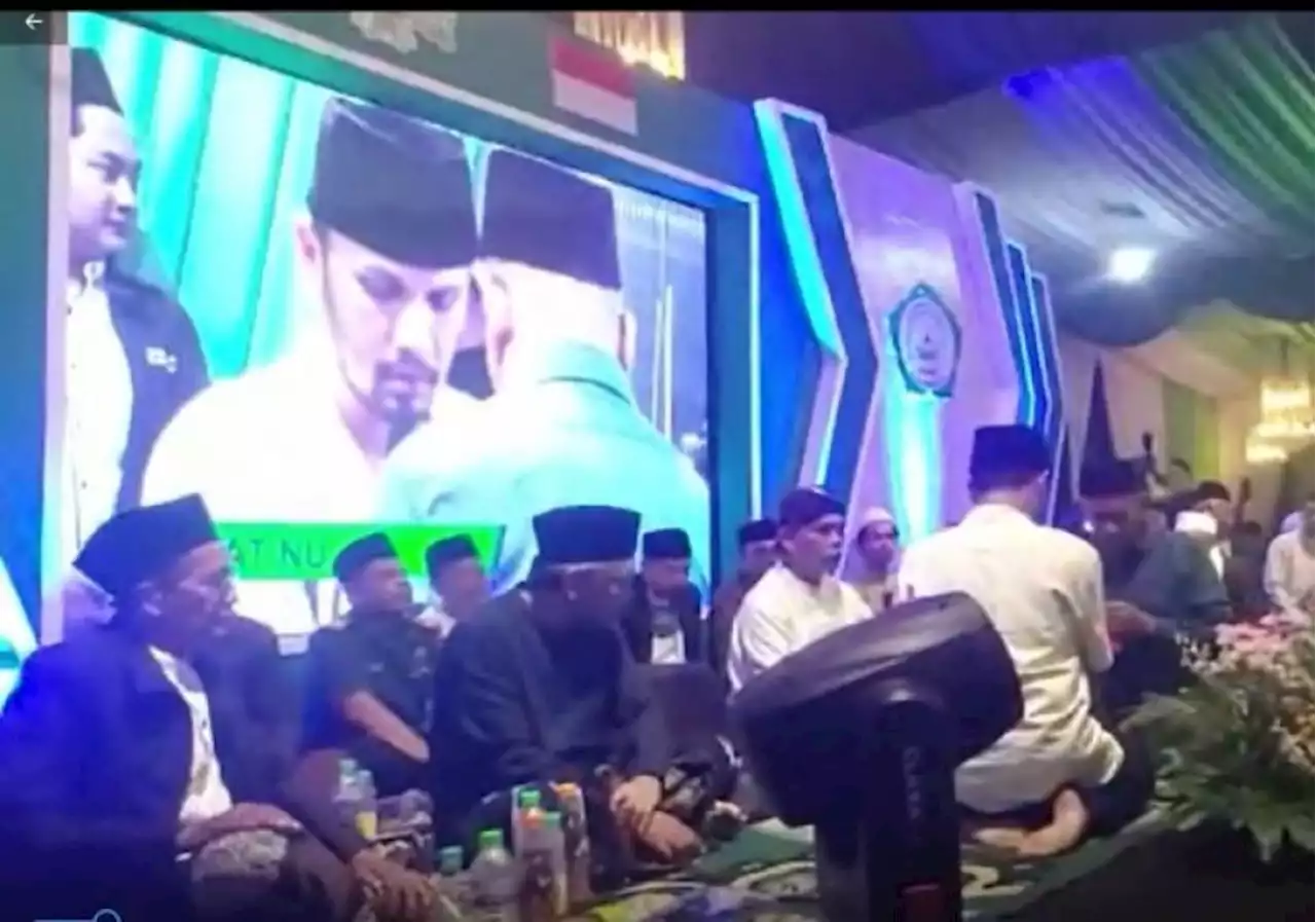 Video Ustaz Hanan Attaki Dibaiat Jadi Warga NU |Republika Online