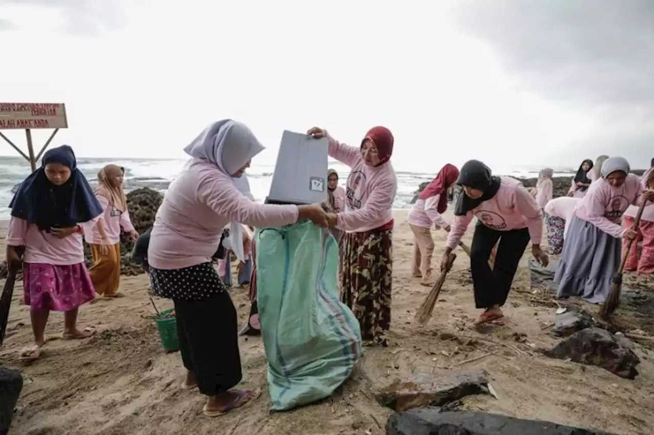 Tarik Wisatawan, Srikandi Ganjar dan Warga Bersihkan Pantai Pasir Putih