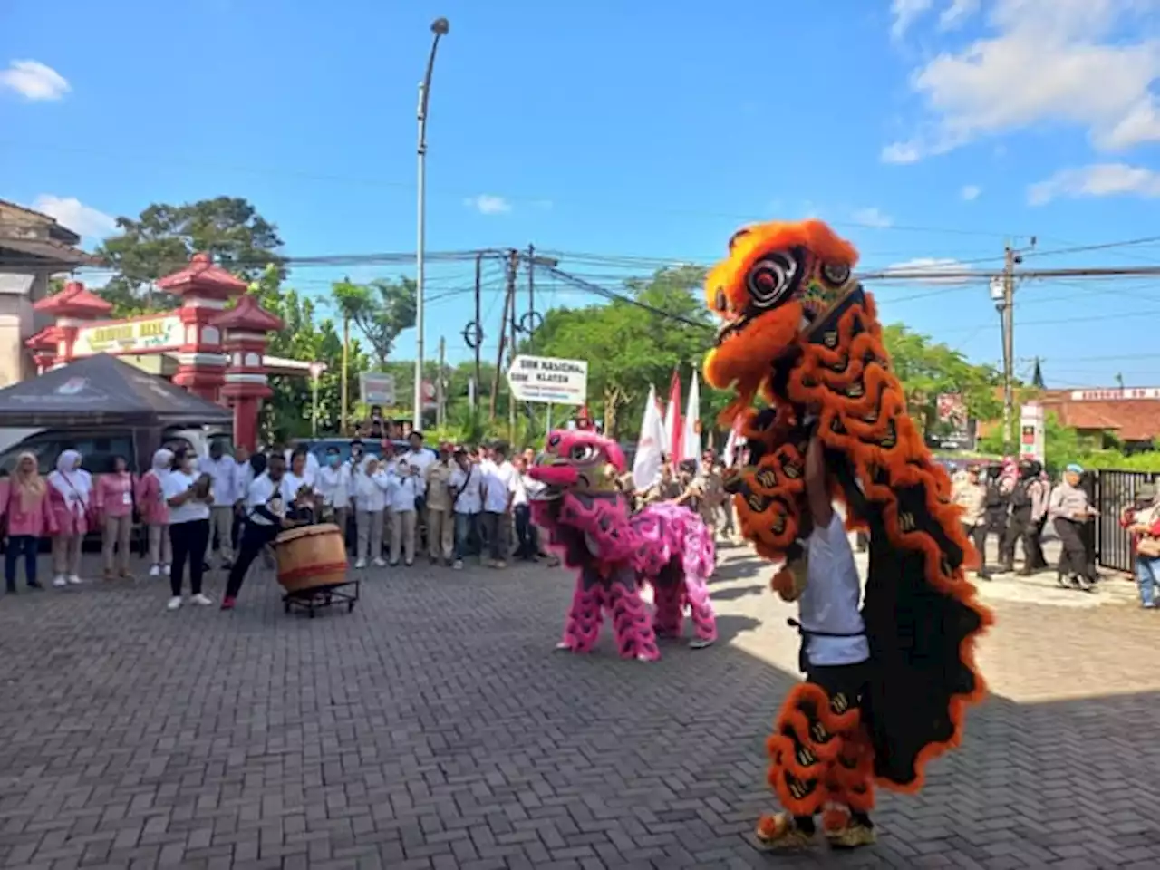 Atraksi Barongsai Iringi Pendaftaran 50 Bacaleg Partai Gerindra ke KPU Klaten