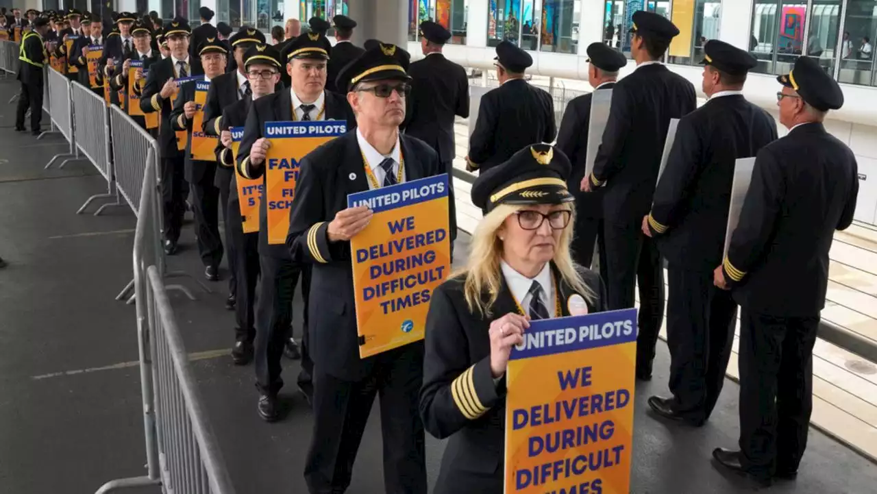 Pilots at United picket for higher pay before summer travel season