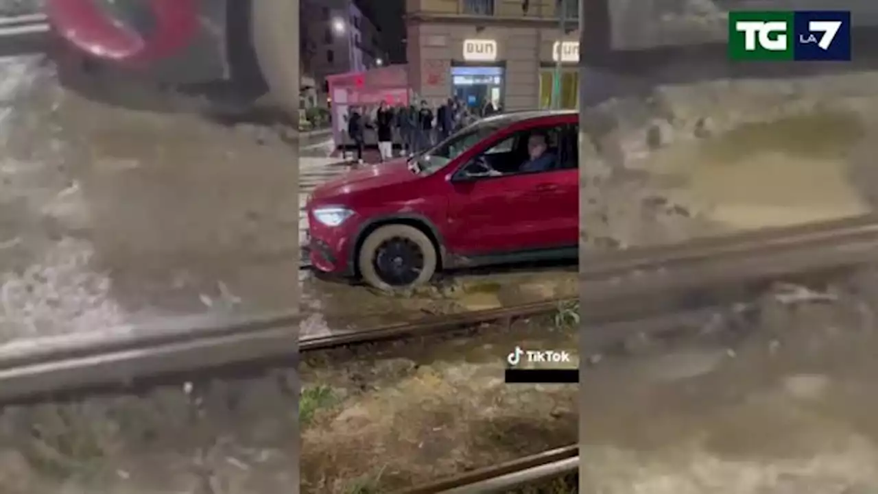 L'auto è incastrata fra i binari del tram, Massimo Boldi 'salvato' dai passanti