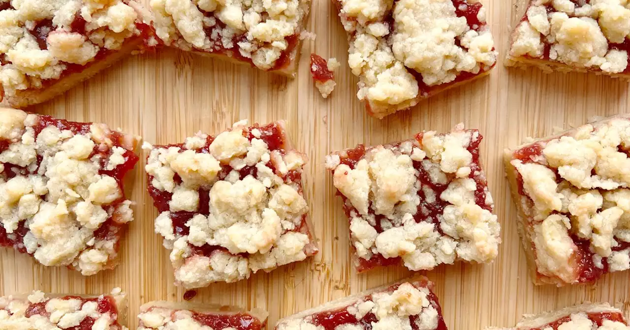 These easy strawberry crumble bars taste like summer