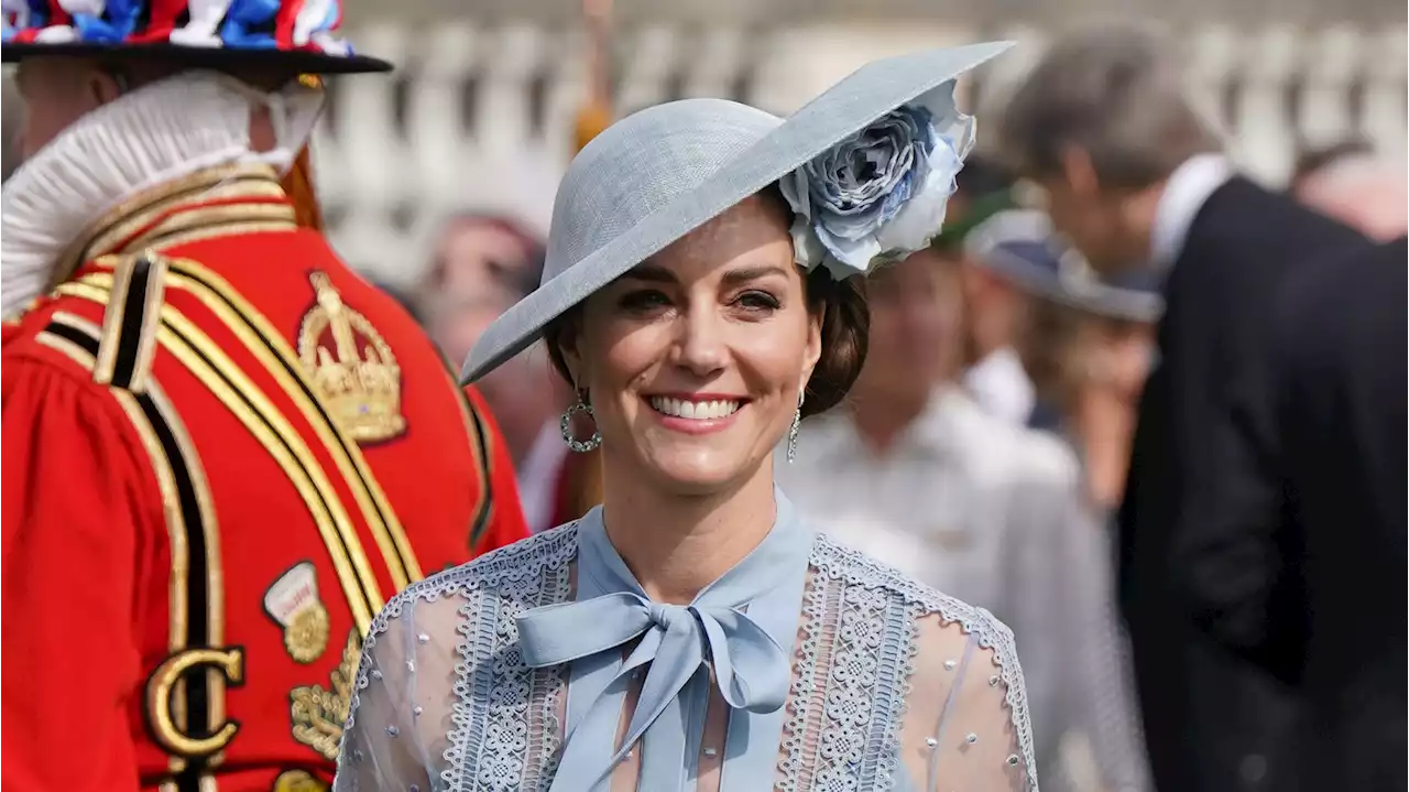 Zu den 31 Lieblingslooks von Kate Middleton gehört auch dieses blaue Kleid vom Krönungswochenende