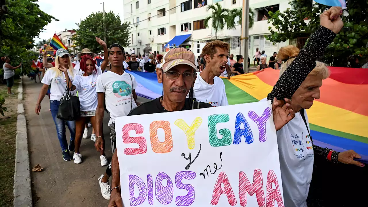 Cuba: la communauté LGBT+ défile pour fêter l'adoption du mariage homosexuel