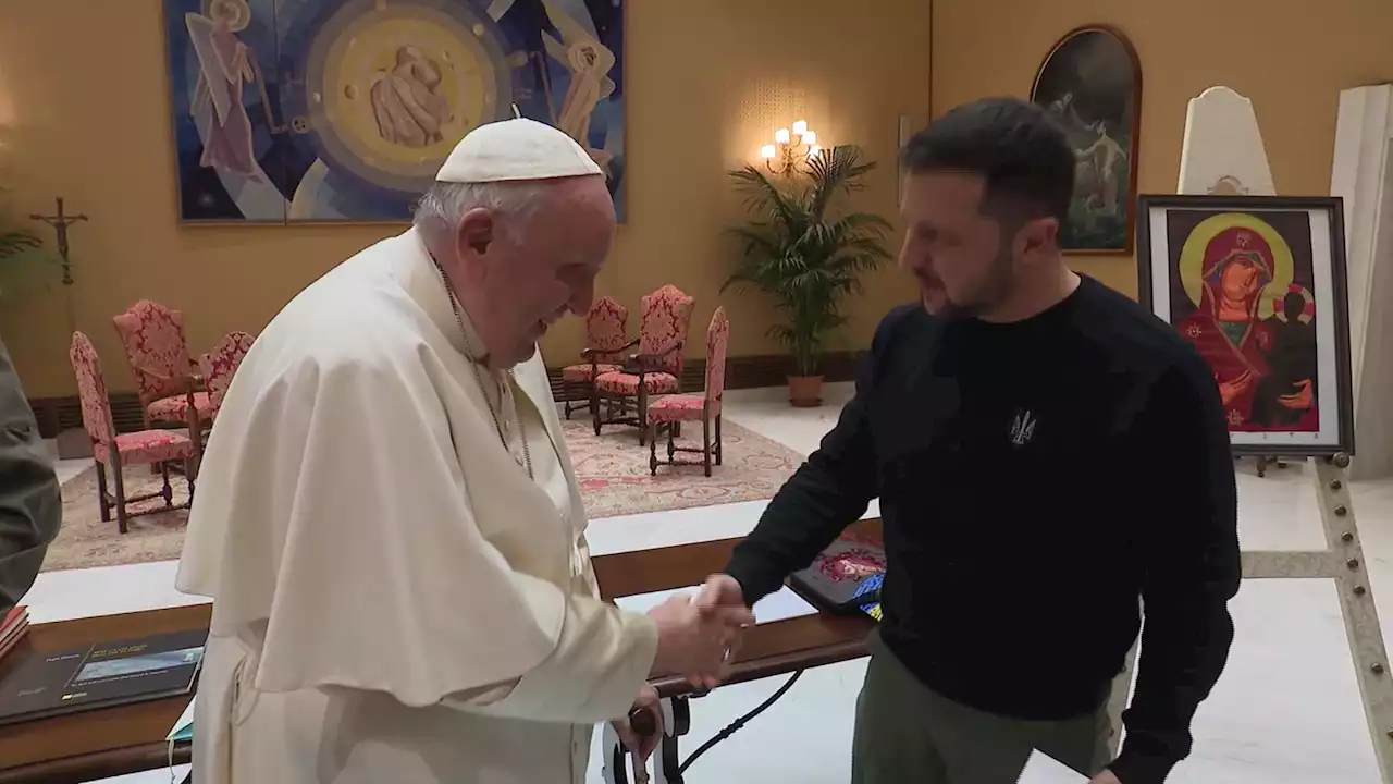 Zelensky y el papa Francisco se reúnen en El Vaticano | Video