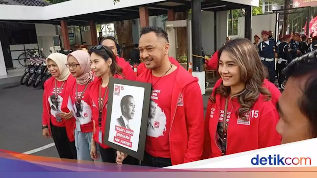 Giring Daftarkan Bacaleg PSI ke KPU, Bawa Poster Gambar Jokowi