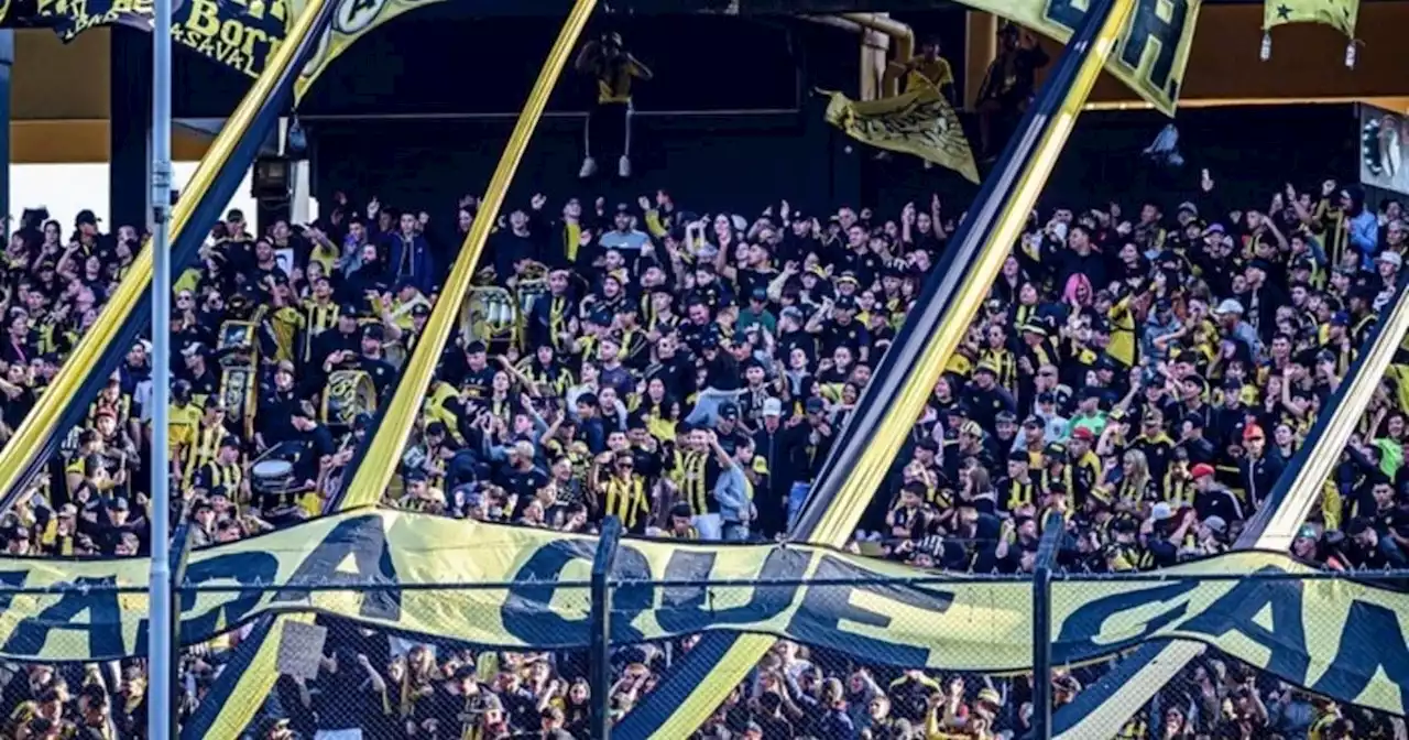 Murió un hincha de Peñarol que quiso colarse al estadio y quedó incrustado en la reja