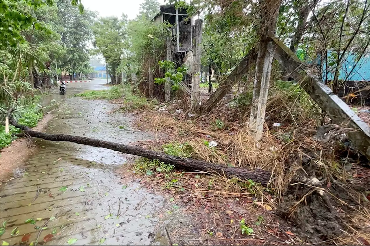 Cyclone floods Myanmar port city, sparing refugee camps