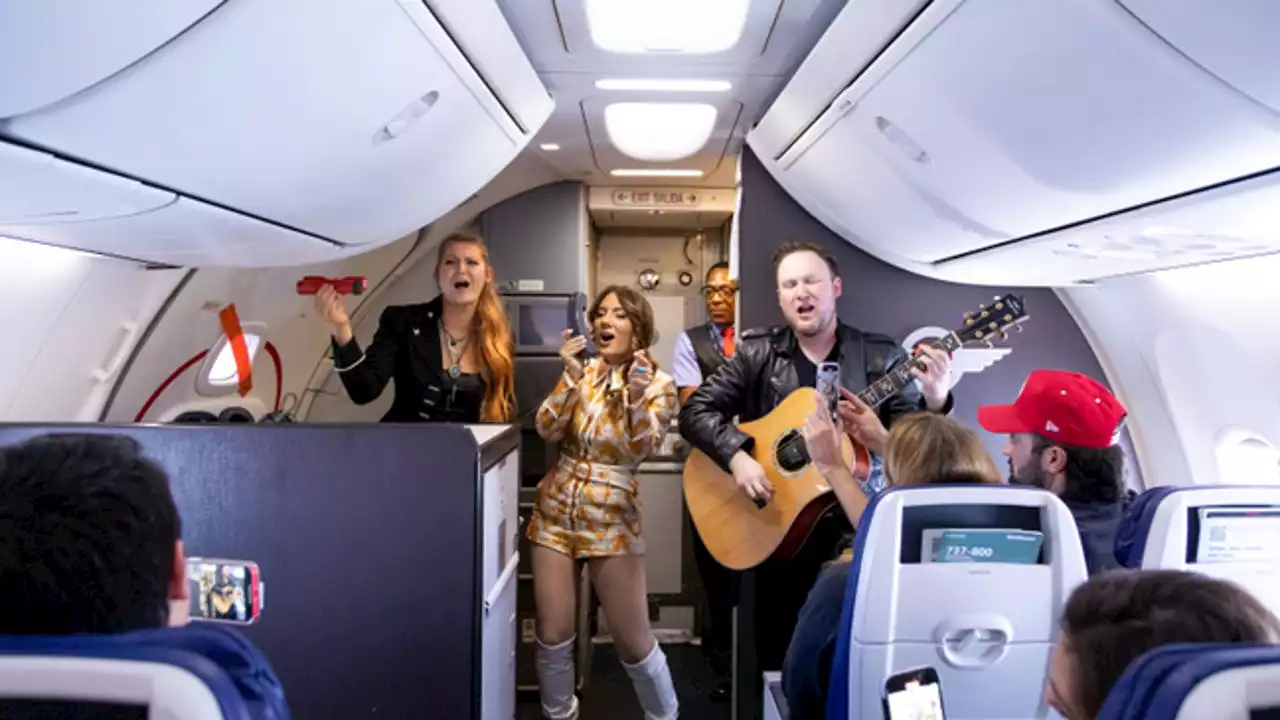 Honey County's Dani Rose serenades Southwest mother-daughter pilot duo for Mother's Day