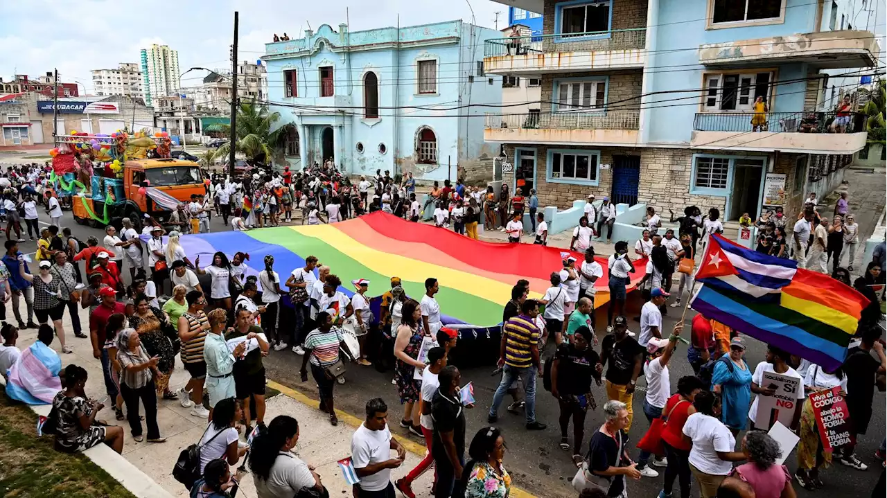 Cuba : la communauté LGBT+ défile pour fêter l'adoption du mariage homosexuel