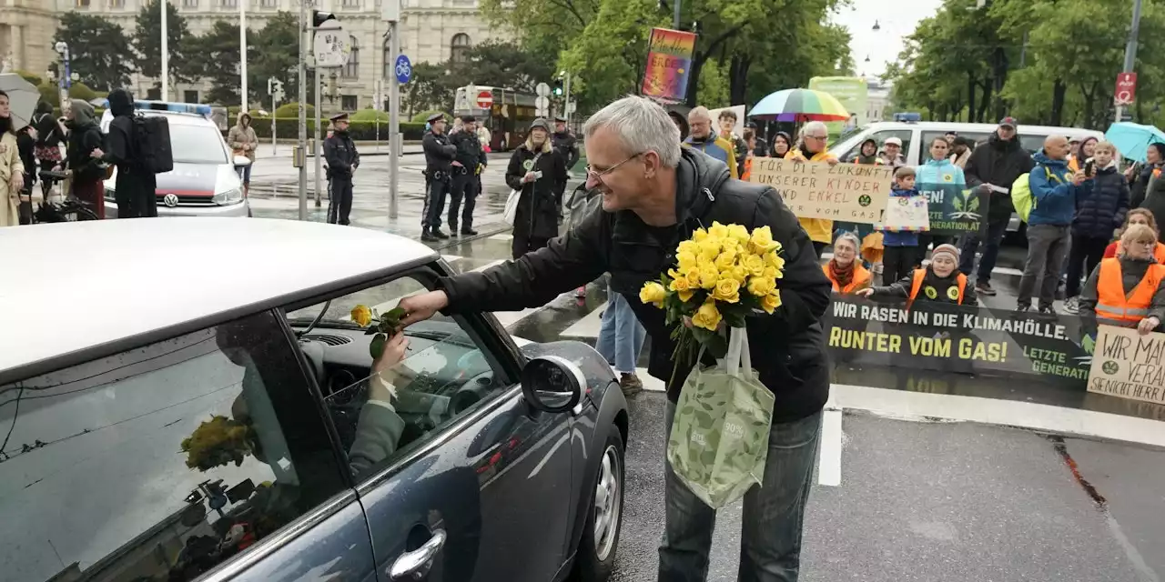 Klima-Demo am Muttertag mit Blumen statt Kleber