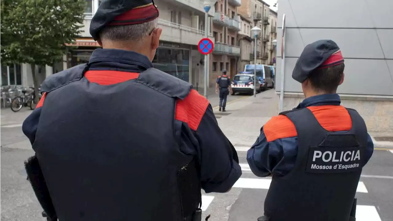 Los Mossos detienen a un hombre por difundir vídeos sexuales de su hermano y su cuñada