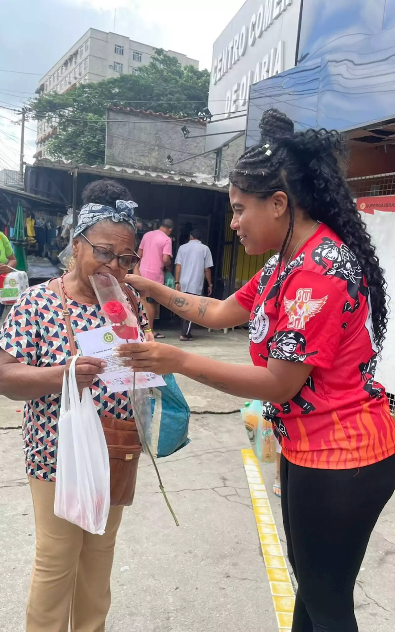 Imperatriz presenteia mulheres com rosas na Zona Norte em homenagem ao Dia das Mães | O Dia na Folia | O Dia