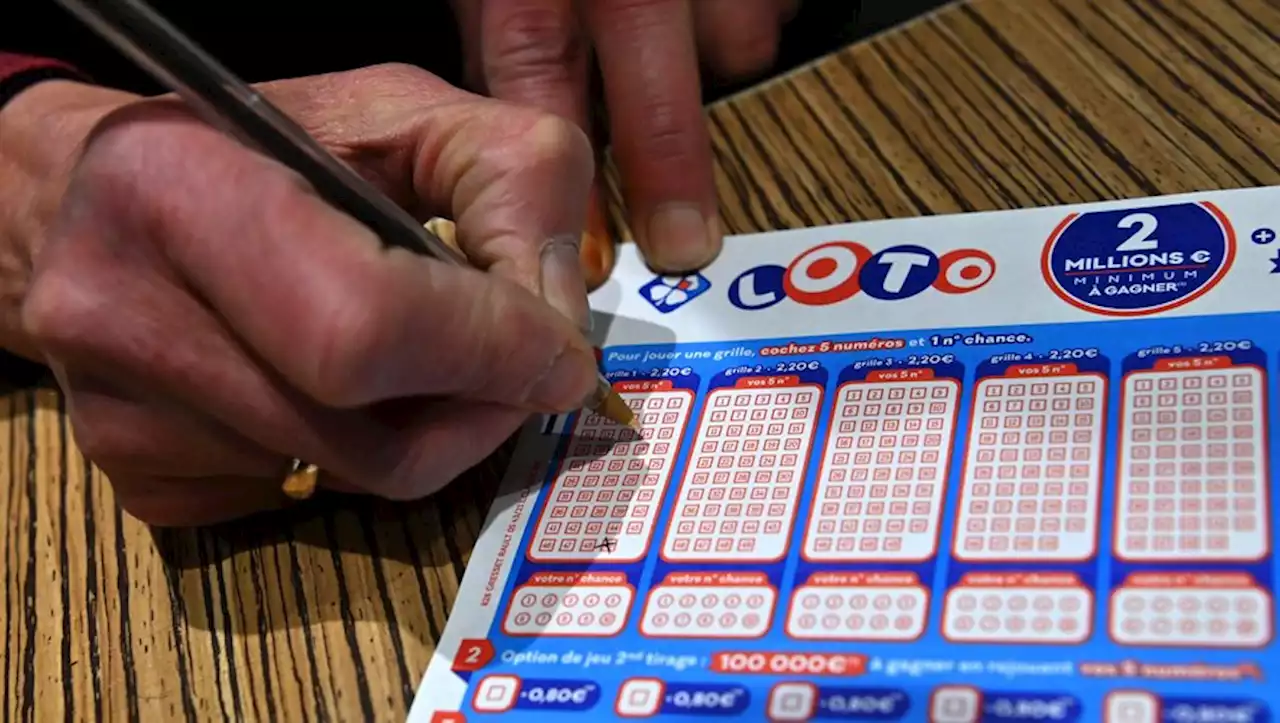 Cinq collègues jouent au Loto ensemble et gagnent un jackpot de 2,3 millions d'euros