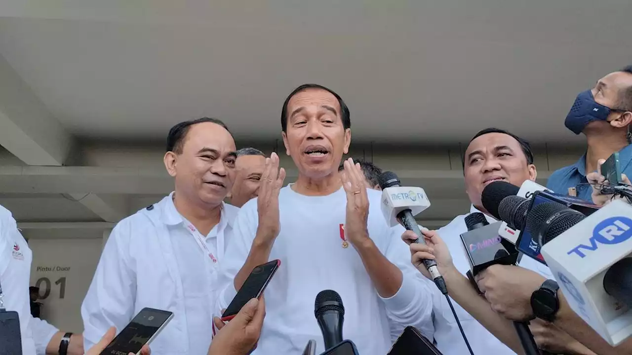 Jokowi Beri Senyuman Saat Ditanya soal Anies Layangkan Kritik Subsidi Mobil Listrik