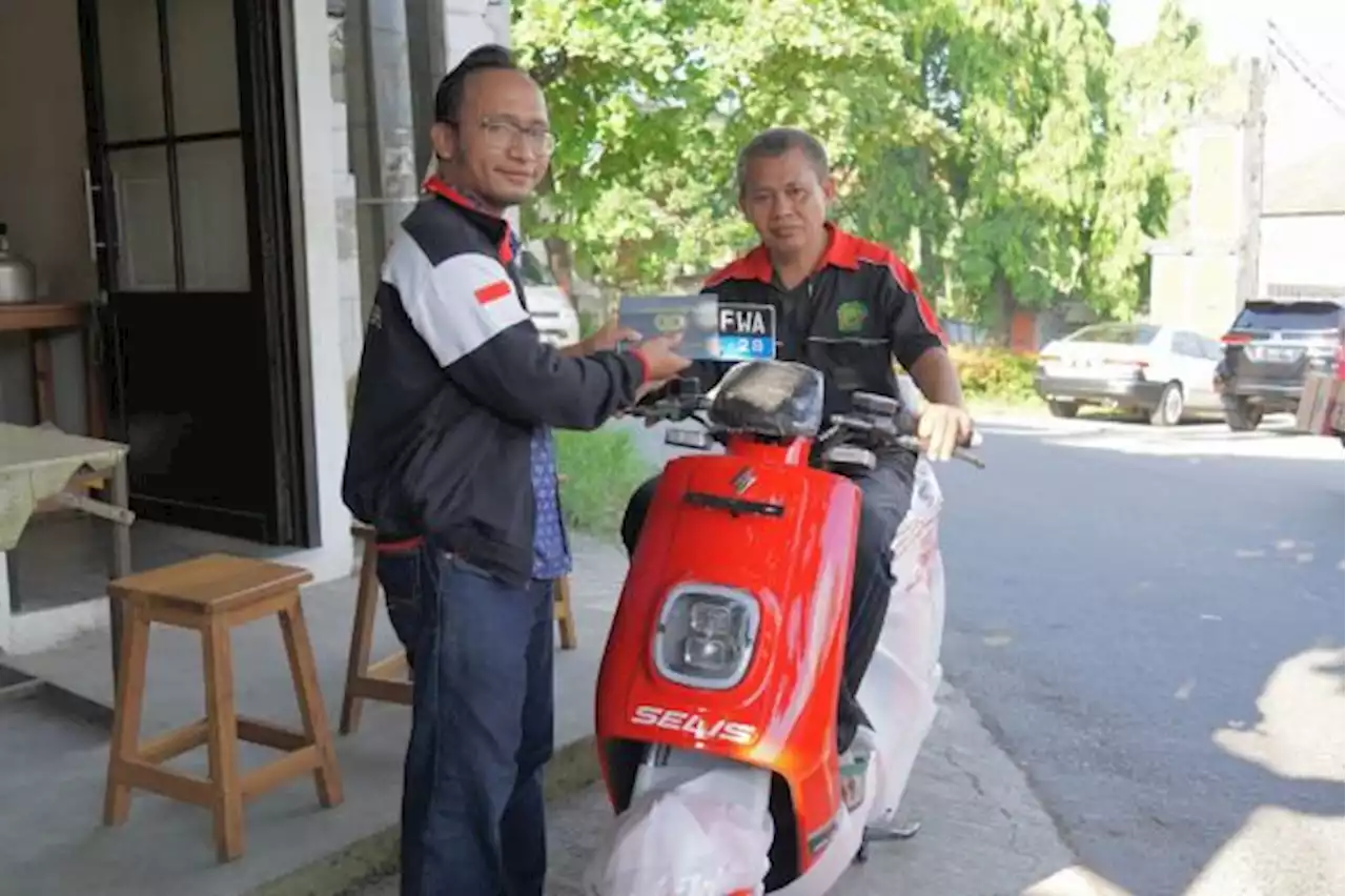 Ini Kisah Penerima Bantuan Motor Listrik Pertama