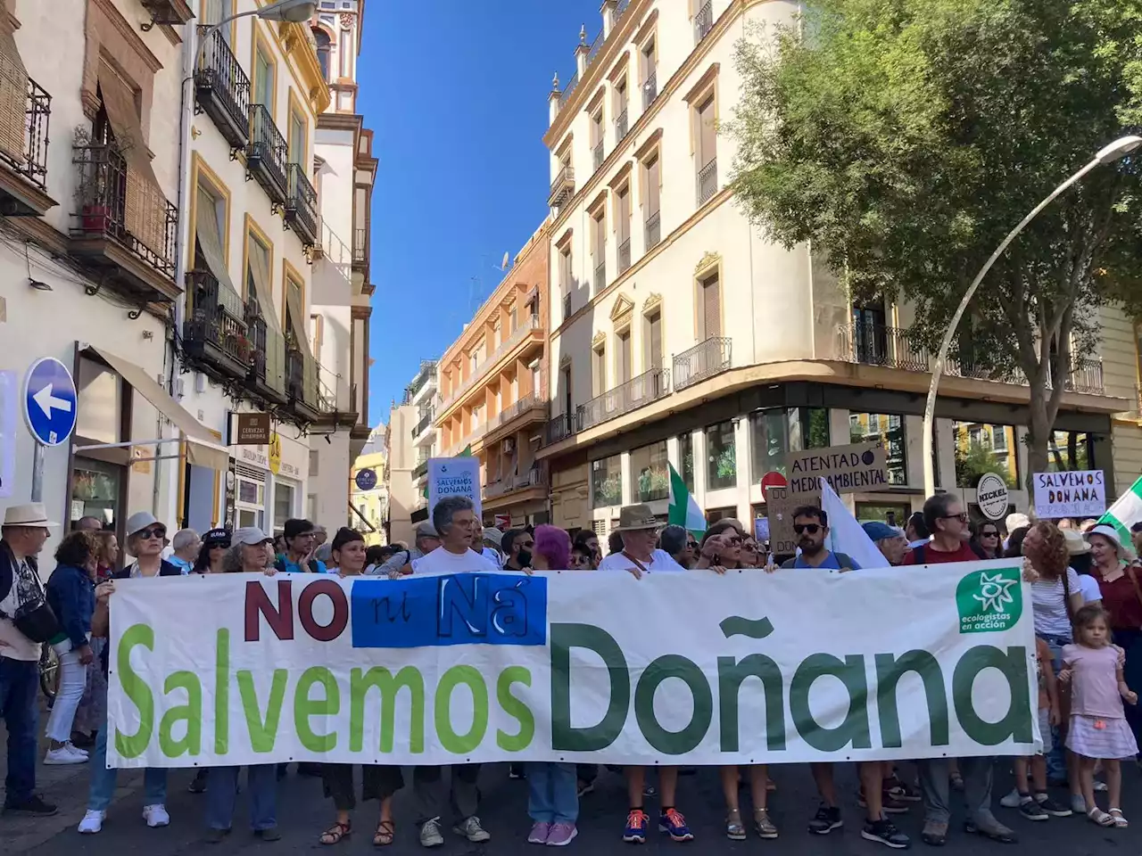 Una multitudinaria marcha presiona a Moreno Bonilla para que rectifique la ley que amplía regadíos en Doñana