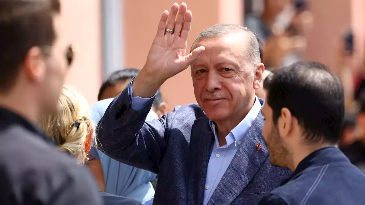 Erdogan lidera el recuento en Turquía aunque la oposición afirma ir por delante