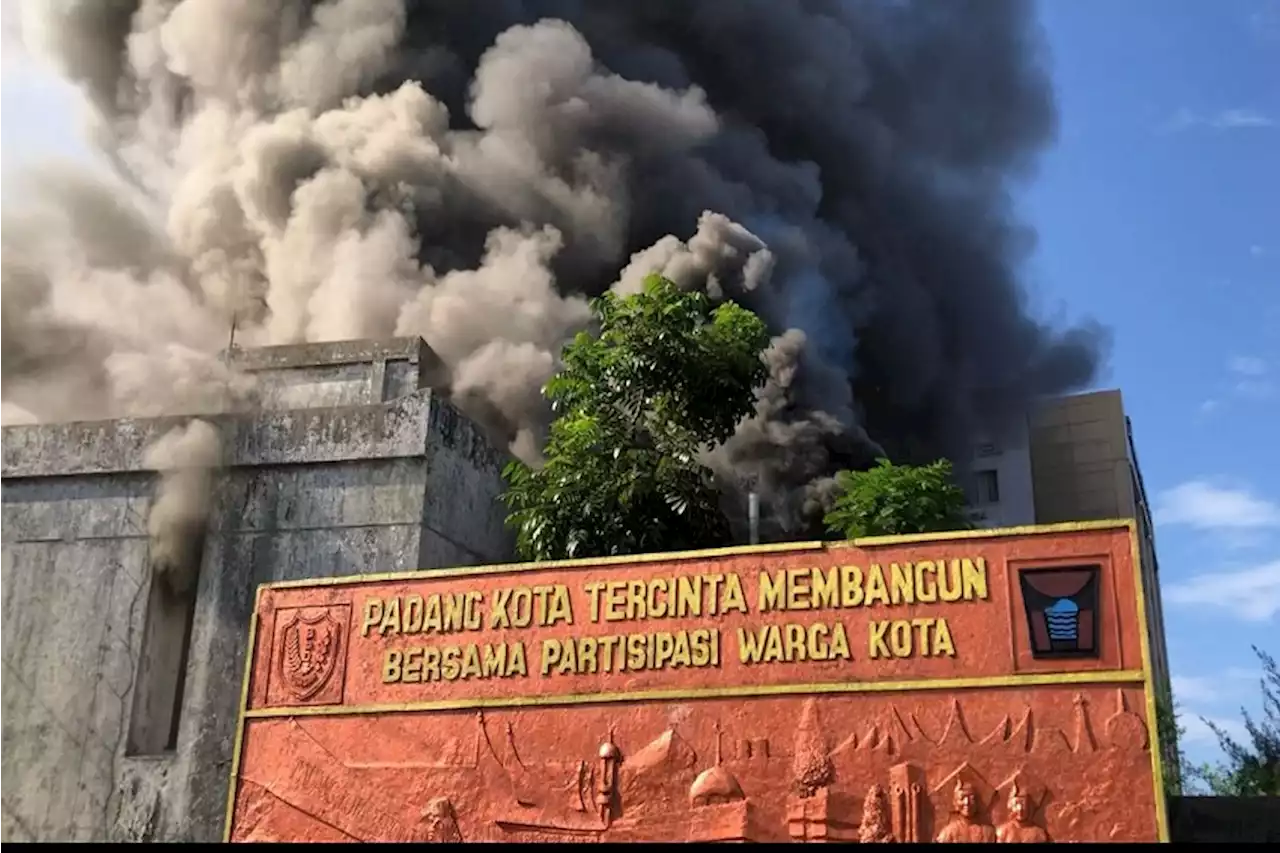 Gedung Bekas Kantor Pajak di Kota Padang Terbakar