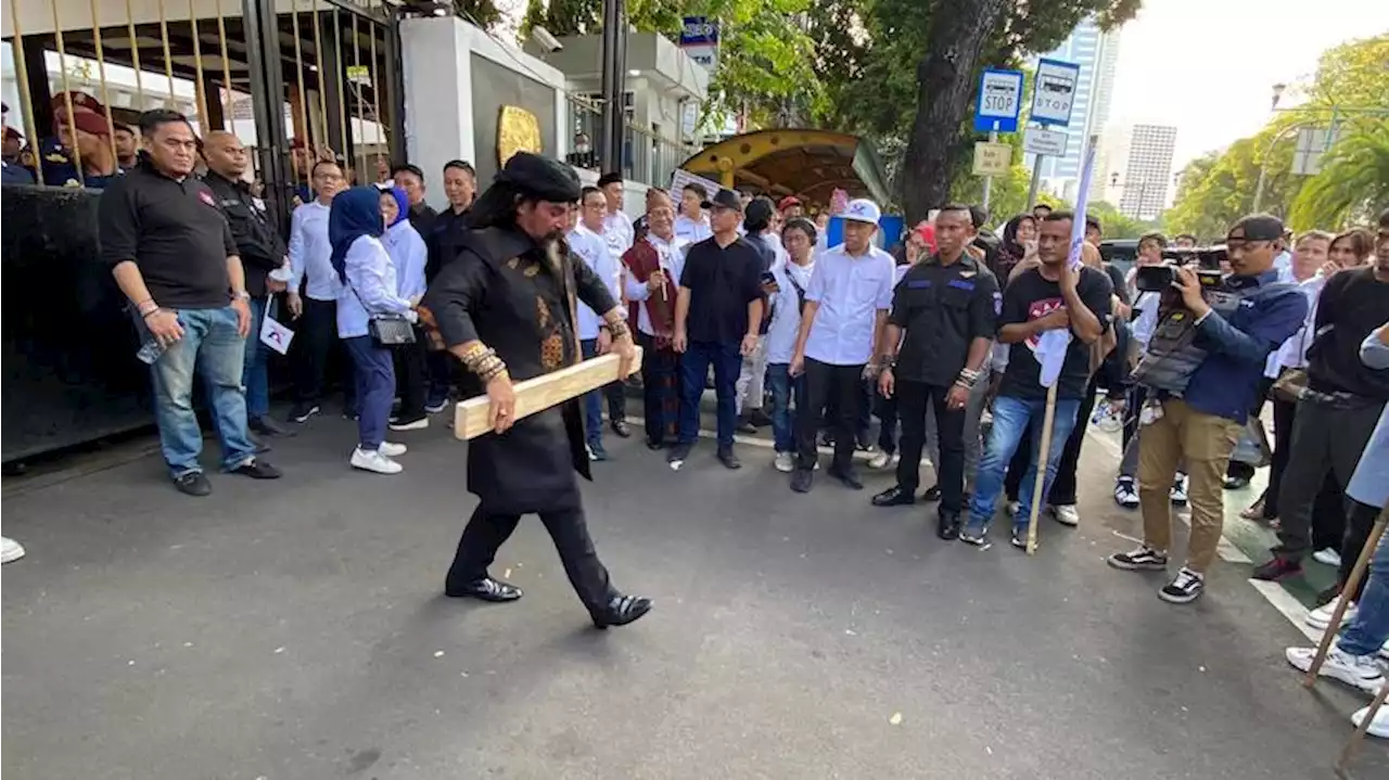 Master Limbad Atraksi di Depan Kantor KPU, Pecahkan Kayu Berisikan Nomor Urut Partai Perindo