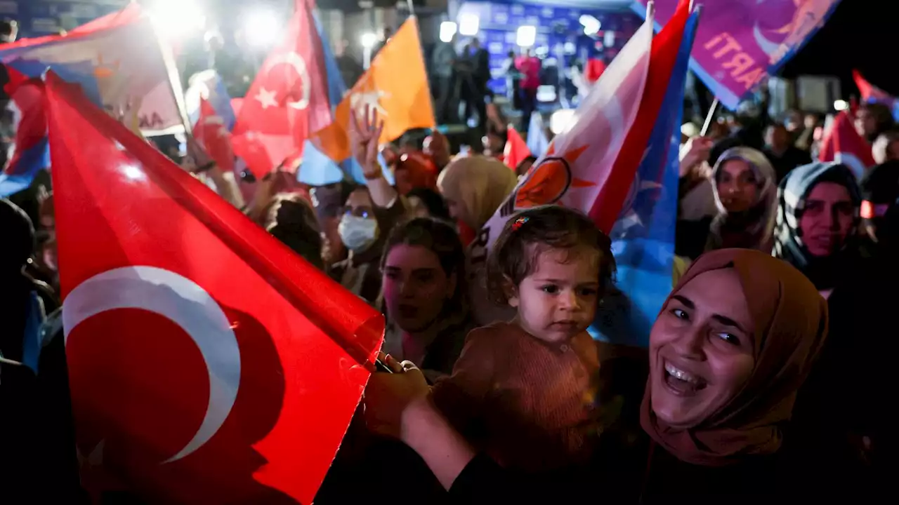 Turkey election: Rivals both claim to have a lead as counting in poll under way