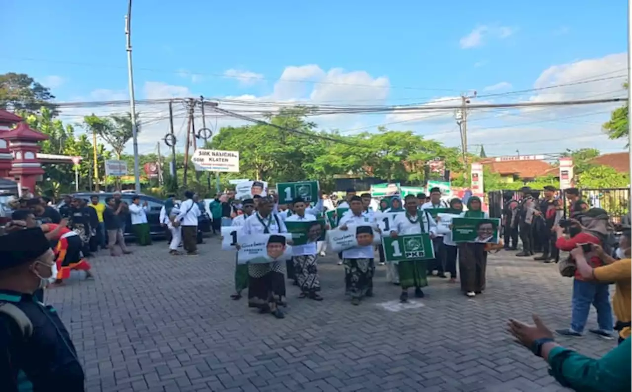 Naik Kereta Kuda Diiringi Reog dan Hadrah, 50 Bacaleg PKB Klaten Daftar ke KPU