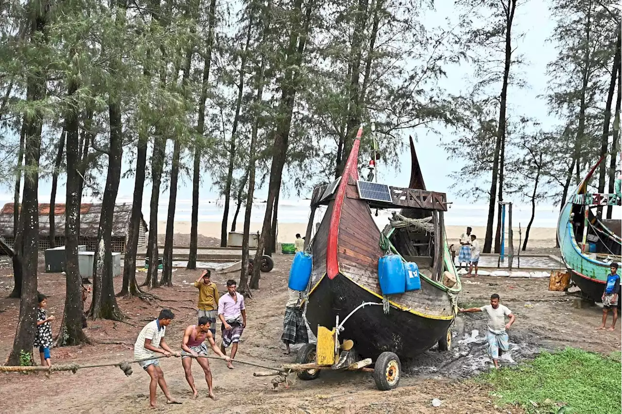 Families seek shelter from Cyclone Mocha