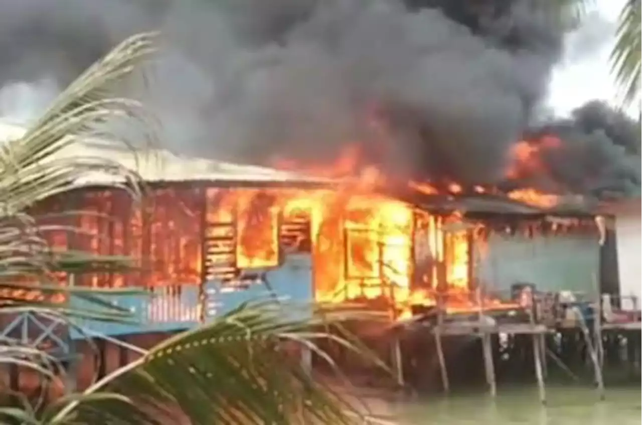 Five homes destroyed, firemen use seawater to douse blaze in Semporna water village